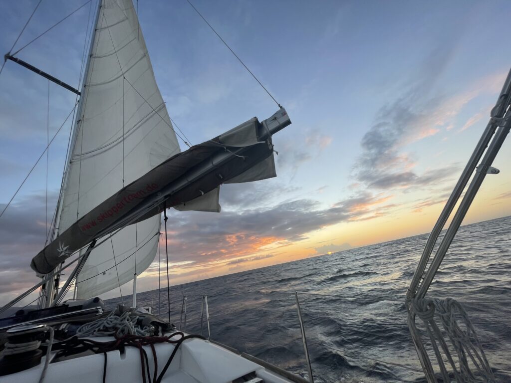  Küstenpatent einfach & schnell – perfekt für Österreichs Adria-Urlauber
Du möchtest an der kroatischen Küste Boot fahren oder eine Yacht chartern – und suchst nach dem einfachsten Weg zum Bootsführerschein? Dann ist das Küstenpatent Kroatien genau das Richtige für dich!
Immer mehr Österreicher machen ihr Küstenpatent direkt in Kroatien, denn es ist:
•	schnell,
•	rechtlich anerkannt,
•	ideal für den Adria-Urlaub,
•	und oft schon innerhalb eines Wochenendes machbar.

Was ist das Küstenpatent?
Das Küstenpatent Kroatien (offiziell: Voditelj brodice kategorije B) ist eine staatlich anerkannte Fahrerlaubnis zum Führen von Motorbooten und Segelyachten bis 30 GT.
Mit dem Küstenpatent darfst du:
•	Boote & Yachten bis 30 Bruttoregistertonnen (GT) führen
•	12 Seemeilen von der Küste entfernt fahren
•	Charterboote ohne Skipper übernehmen
•	Mit Familie oder Freunden sicher die Inselwelt Kroatiens erkunden

 Küstenpatent Kroatien – Kursinfos & Ablauf
Voraussetzungen:
•	Mindestalter: (16) 18 Jahre
•	Keine ärztliche Untersuchung
•	Keine Fahrpraxis erforderlich
•	Auch ohne Vorkenntnisse möglich
Kursinhalte (auch auf Deutsch!):
•	Navigation & Kartenkunde
•	Bootsrecht & Vorschriften
•	Wetter, Sicherheit, Verhalten auf See
•	VHF-Funk & Notfallmaßnahmen
•	Prüfungsfragen & praktische Tipps
 Der Kurs dauert meist 1–2 Tage, inklusive Prüfungsvorbereitung.
 Die Prüfung findet direkt bei der zuständigen Lučka kapetanija (Hafenbehörde) in Kroatien statt.

 Warum machen so viele Österreicher ihr Küstenpatent in Kroatien?
 Kürzer & günstiger als der deutsche oder österreichische Bootsführerschein
 Ideal kombinierbar mit einem Wochenend-Trip ans Meer
 Keine langwierigen Theorieprüfungen
 Sofortige Gültigkeit für Charterboote
 Top-Infrastruktur an der kroatischen Küste

 Kroatien: Das perfekte Revier für Freizeitkapitäne
Mit dem Küstenpatent kannst du:
•	Motorboote & Segelyachten selbst führen
•	Buchten und Inseln abseits vom Massentourismus entdecken
•	Spontan ein Boot mieten – ohne Skipperkosten
•	Mit Familie und Freunden einen unabhängigen Urlaub genießen

 Wo kannst du das Küstenpatent machen?
AC Nautica Academy d.o.o. – Pomorsko učilište Rijeka
Wir sind eines der führenden nautischen Ausbildungszentren in Kroatien – mit Kursen auf Deutsch, Englisch und Kroatisch.
 Adresse: Trg Riječke rezolucije 4, 51000 Rijeka
 Tel.: +385 99 547 4500
 E-Mail: nautica.academy@gmail.com
 Web: www.voditelj-brodice.hr

 
Küstenpatent Kroatien,
Küstenpatent in Kroatien machen,
Bootsführerschein Kroatien,
Küstenpatent Kurs auf Deutsch,
Küstenpatent Adria,
Voditelj brodice Österreich,
Kroatien Küstenpatent Prüfung,

